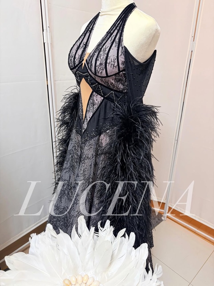 黒レースに黒い羽根を重ねたラテンドレスのディテール接写