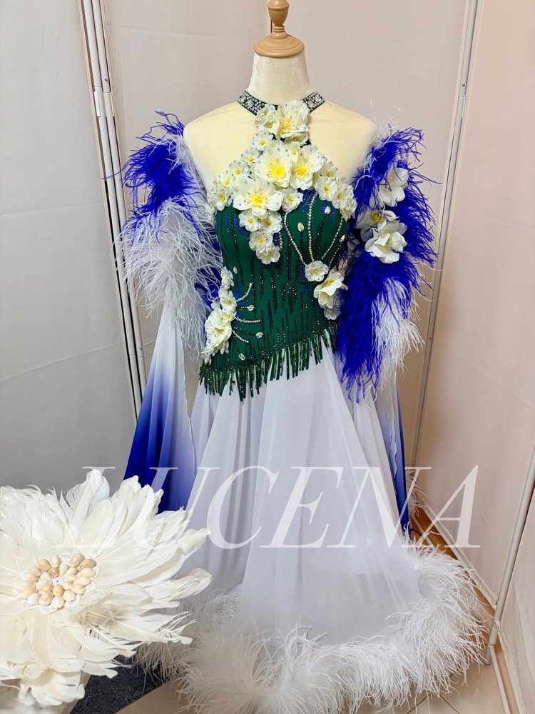 深緑のボディスに白い花々とブルーの羽根をあしらったスタンダードドレスの正面